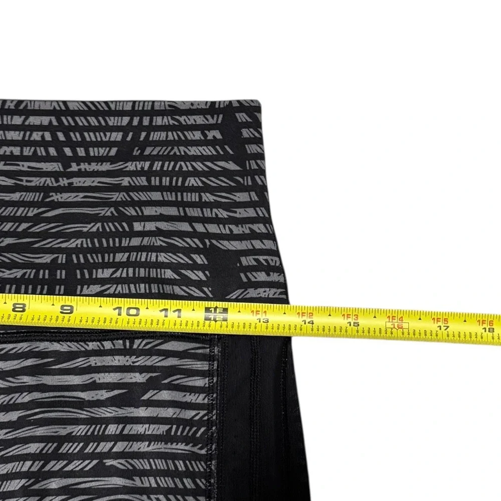 Lululemon Striped‎ Gray Black Zebra Legging Athletic Yoga Pants Women's 26 Waist